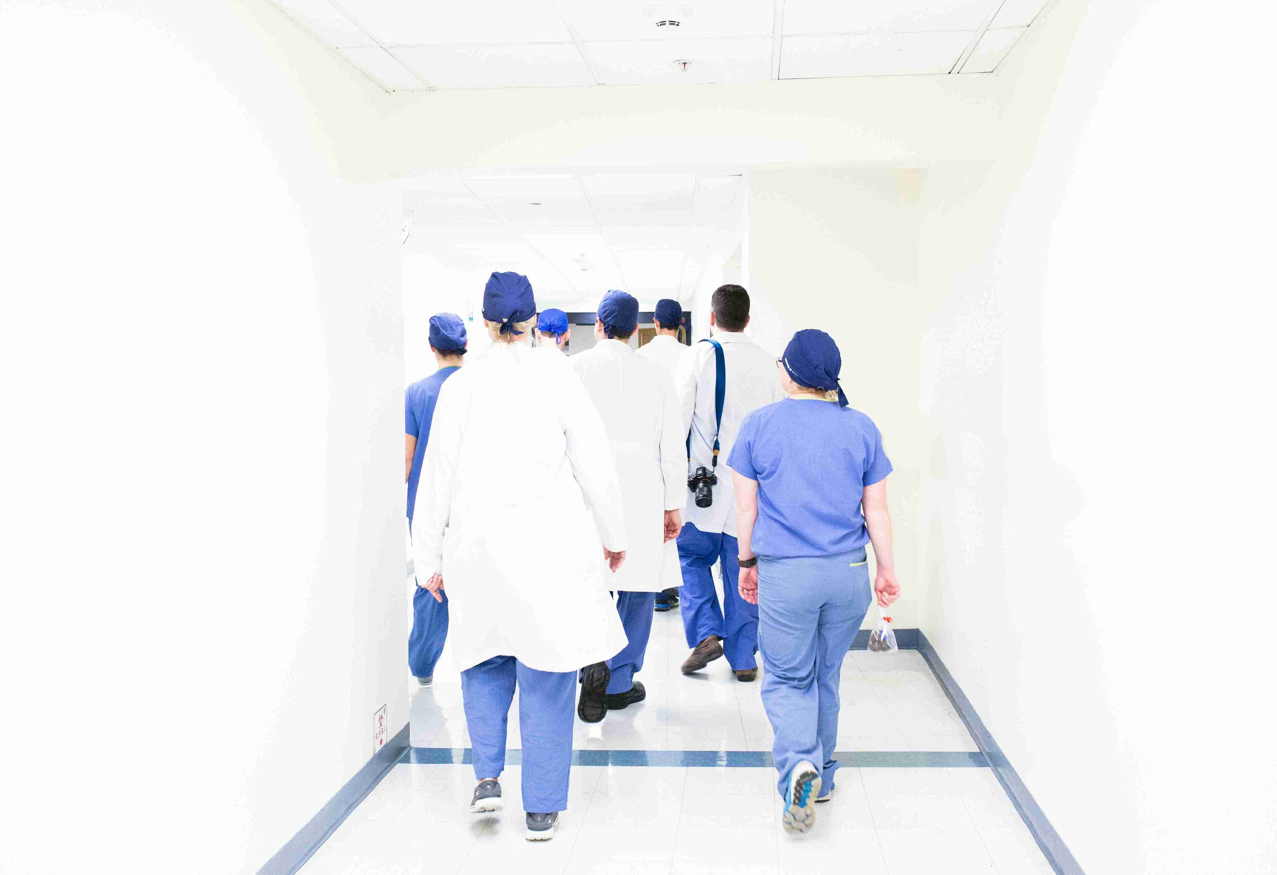 高知の医療現場 - 看護師が活躍する温かみのある医療環境と患者に寄り添うケアの様子